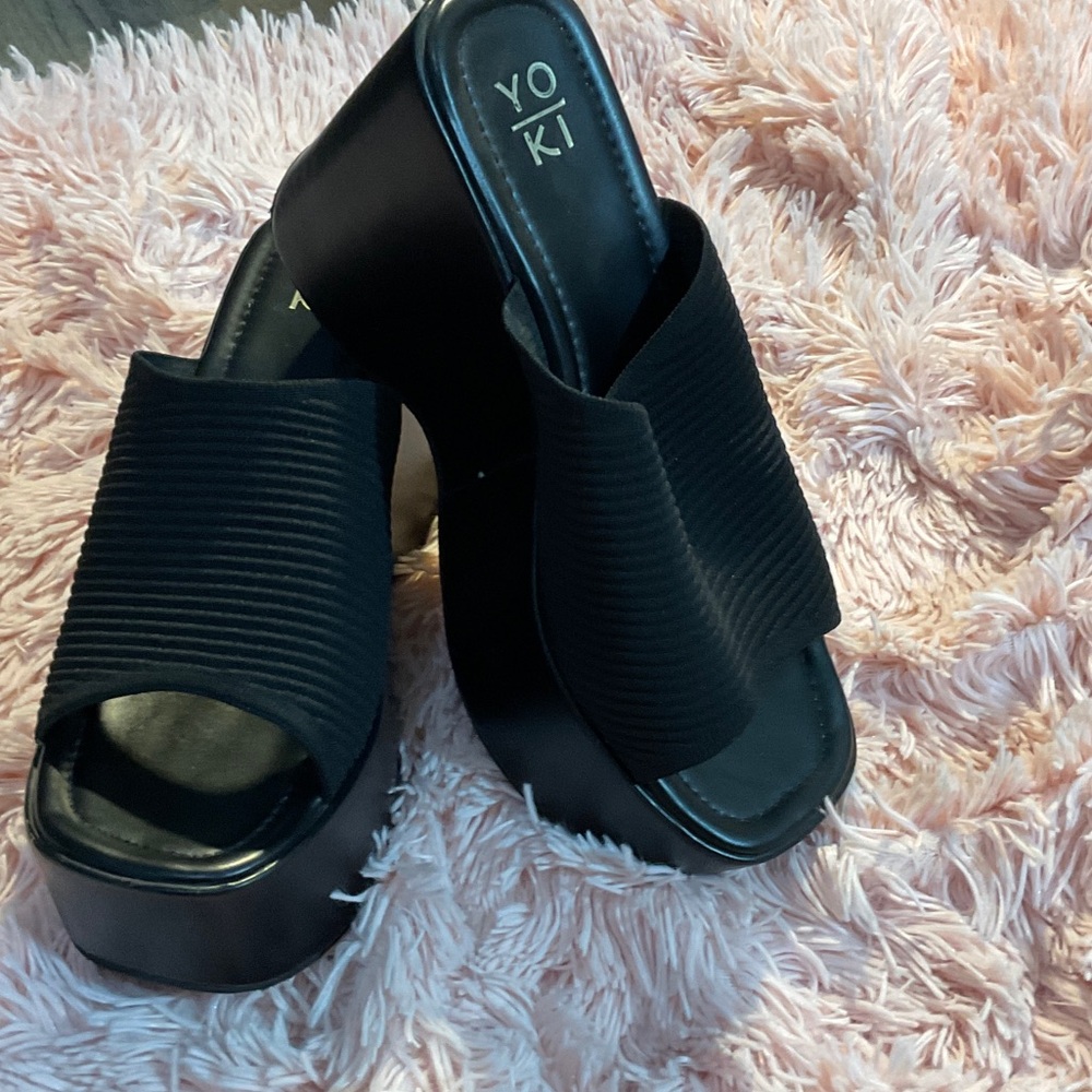 Yoki Women's Elegant Black Platform Slides